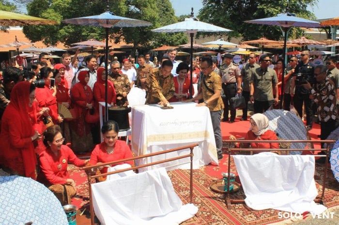 Kemeriahan Hari Batik Nasional di Sekolah