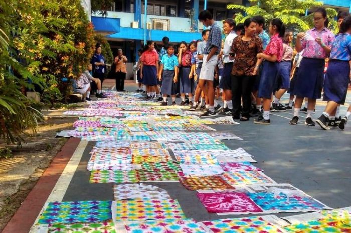 Hari Batik Nasional di Sekolah